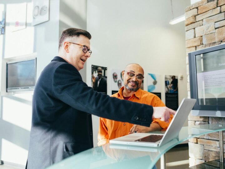 How Does an Online Marketing Agency Improve Your Online Presence?