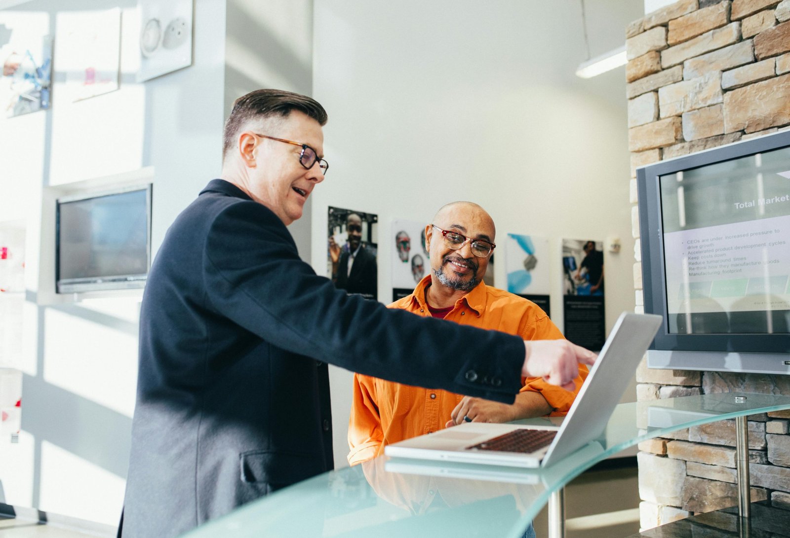How Does an Online Marketing Agency Improve Your Online Presence?